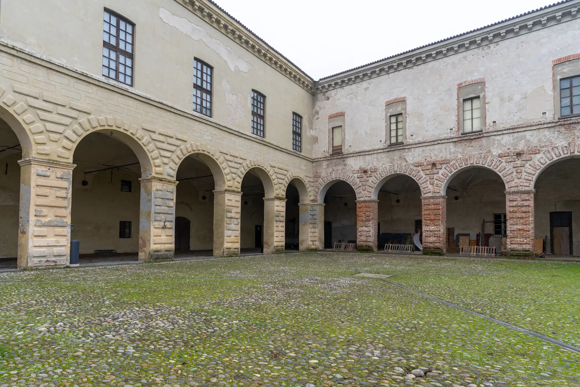 Veduta esterna del portico e dell'edificio storico del Castello di Melegnano
